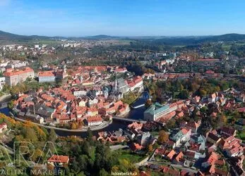 Zahrada s chatou nedaleko zámecké zahrady v Českém Krumlově