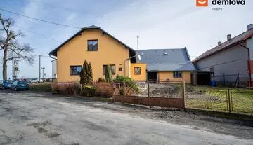 Prodej rodinného domu 390 m², pozemek 689 m²