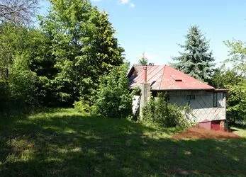 Sušice - Pod Svatoborem; zahrada 708 m2 s dřevěnou chatou s el., vodou a úžasným výhledem
