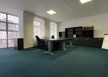 Samostatné kancelářské prostory 99,8 m2, (3 kanceláře + soc. zázemí), parkování, ul. Cejl, Brno.