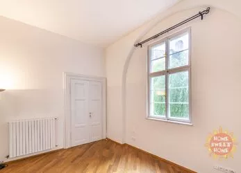 Hezký byt k pronájmu 4+1 (170 m2), terasa, 3x koupelna, Praha 1 - Malá Strana