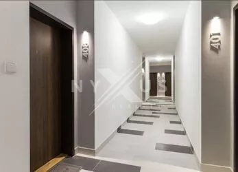 Družstevní byt 1+kk - 40 m² + balkon 4 m² a garážové stání, Malý Háj XII, Praha 10 - Dolní Měcholupy