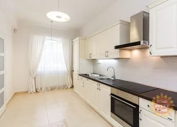 Pronájem Praha, zařízený rodinný dům, 6+KK (190m2), zahrada, garáž, Divoká Šárka,