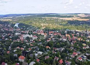 Slunný stavební pozemek 1784 m2 s dechberoucím výhledem - Řevnice u Prahy