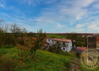 Rodinný dům s velkou zahradou a krásným výhledem v Dobřichově u Peček